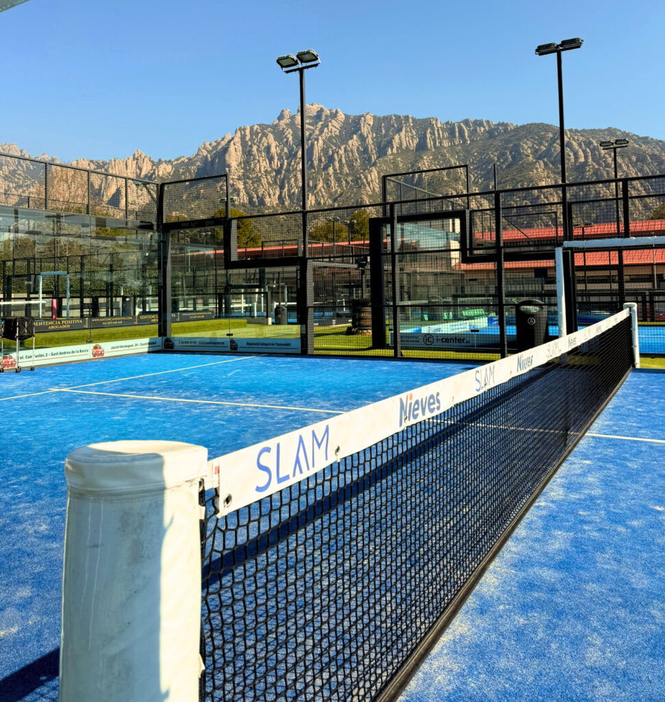 Pistas de pádel exterior de Slam con vistas a Montserrat