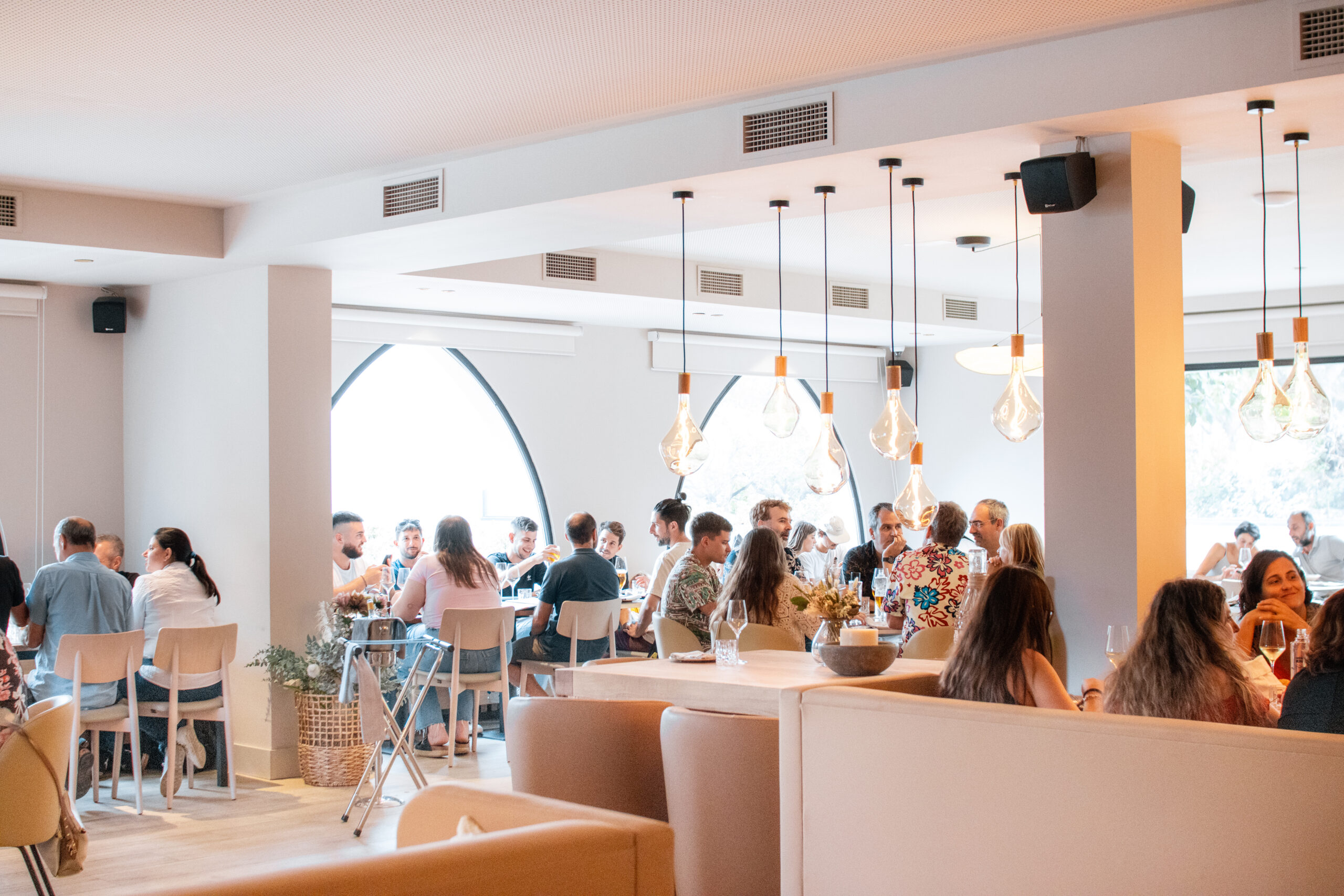Espacio interior para eventos sociales y celebraciones en club deportivo.