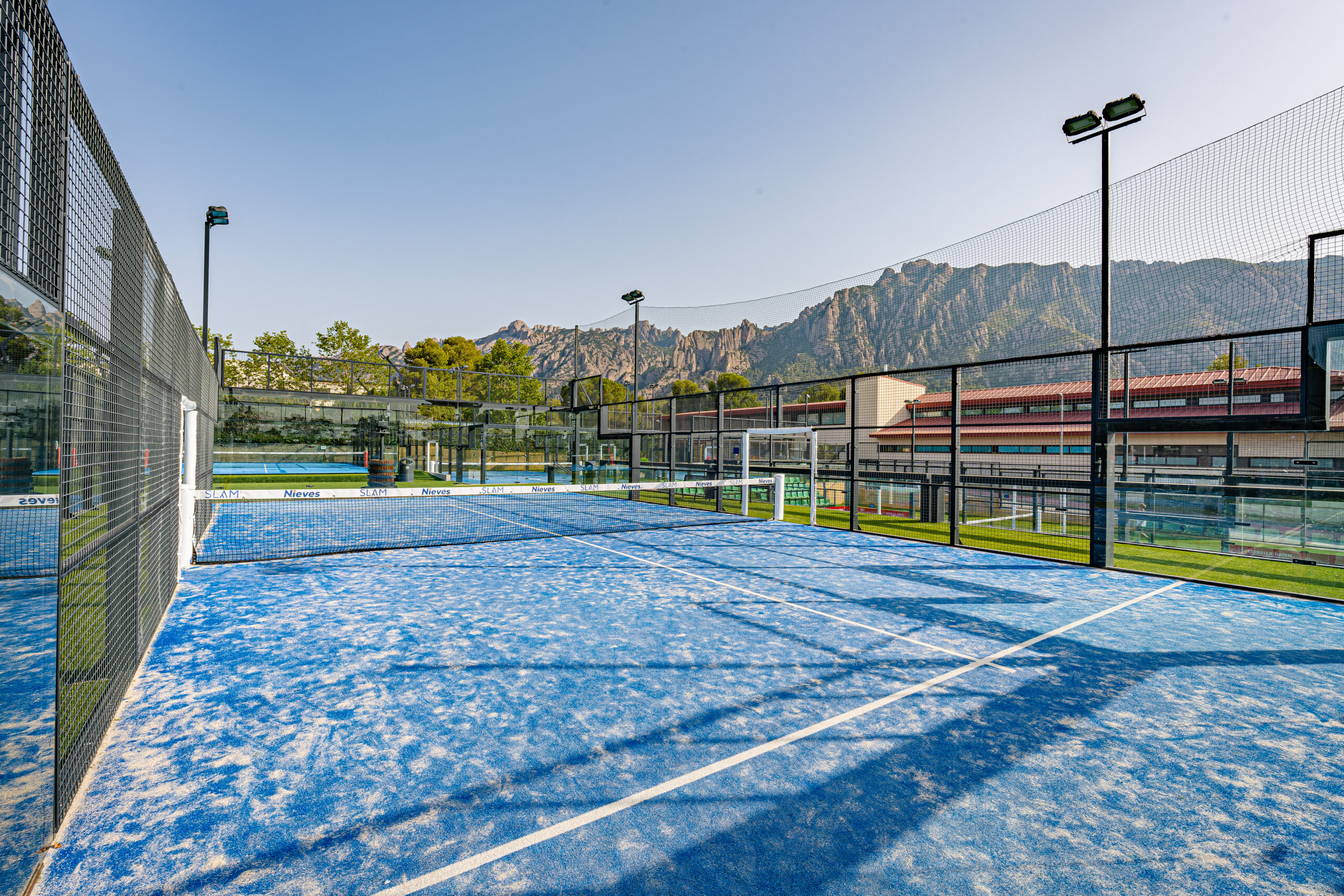 Instalaciones deportivas con pistas de pádel al aire libre