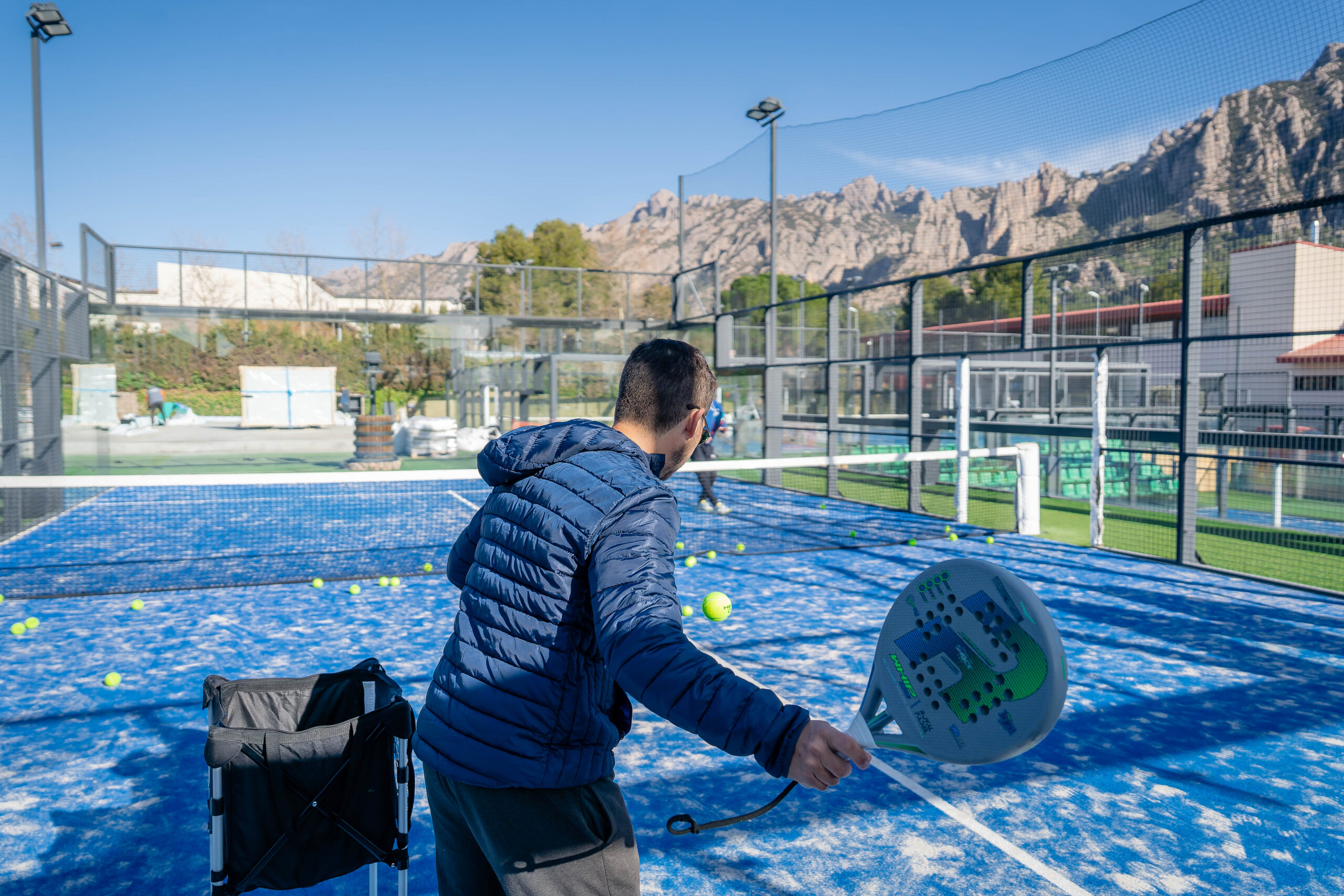 Clase de pádel para adultos en pista exterior