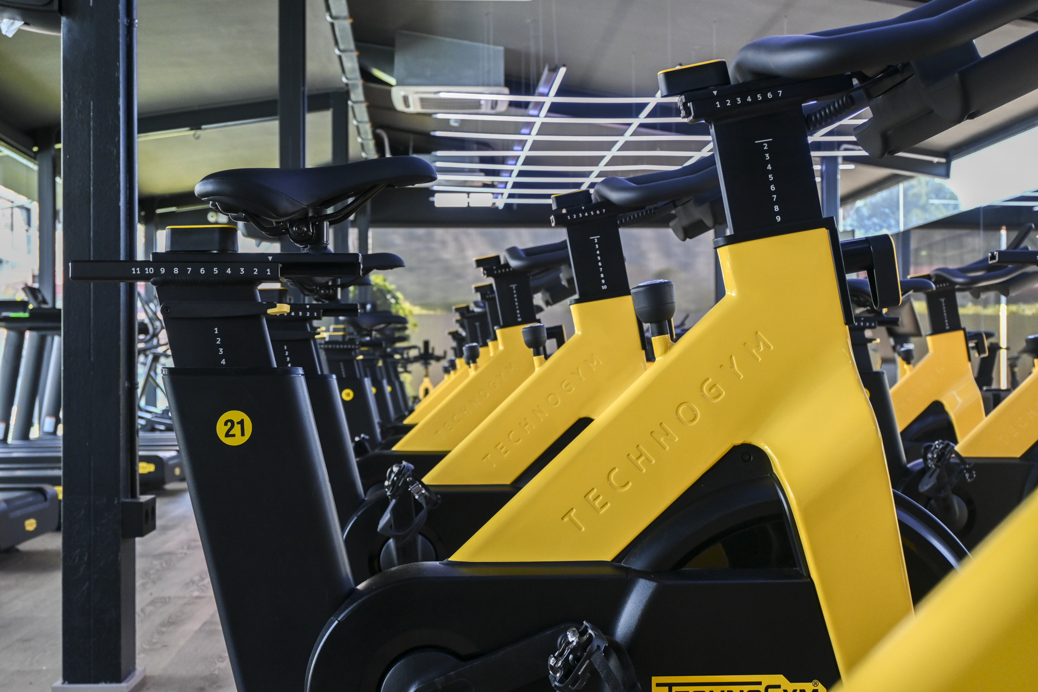 Zona de spinning con bicicletas indoor en sala de clases dirigidas