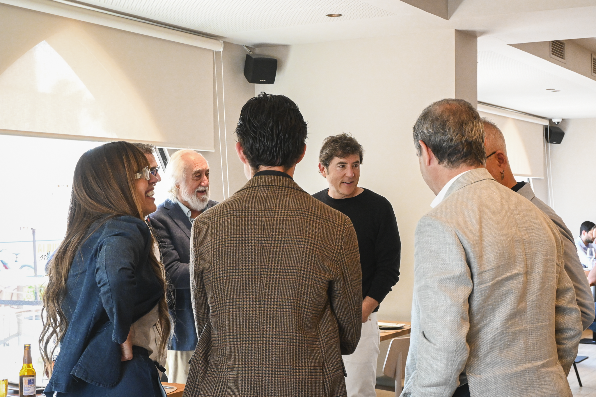 Evento corporativo y networking en espacio interior para empresas