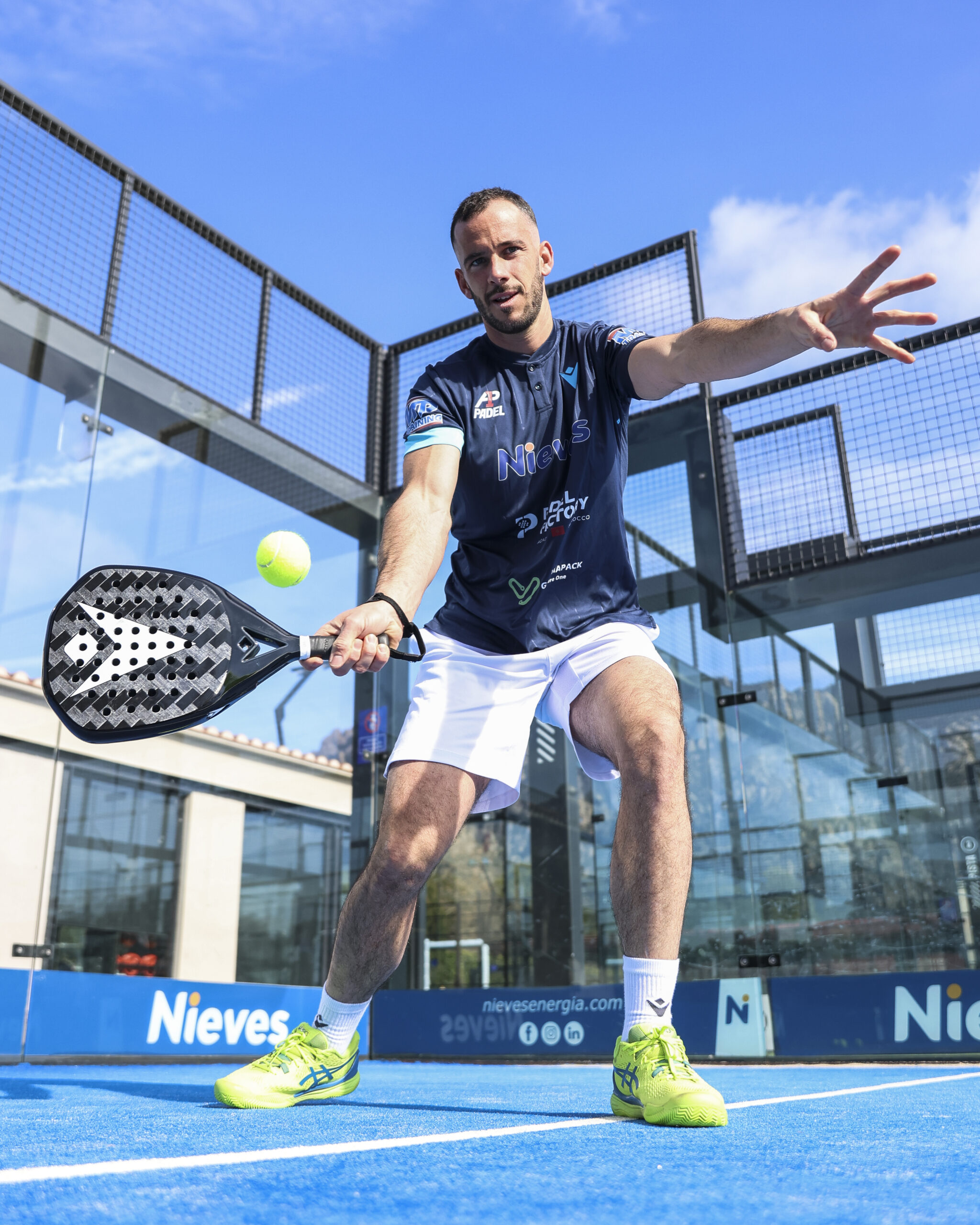 Jugador profesional de pádel realizando entrenamiento de competición