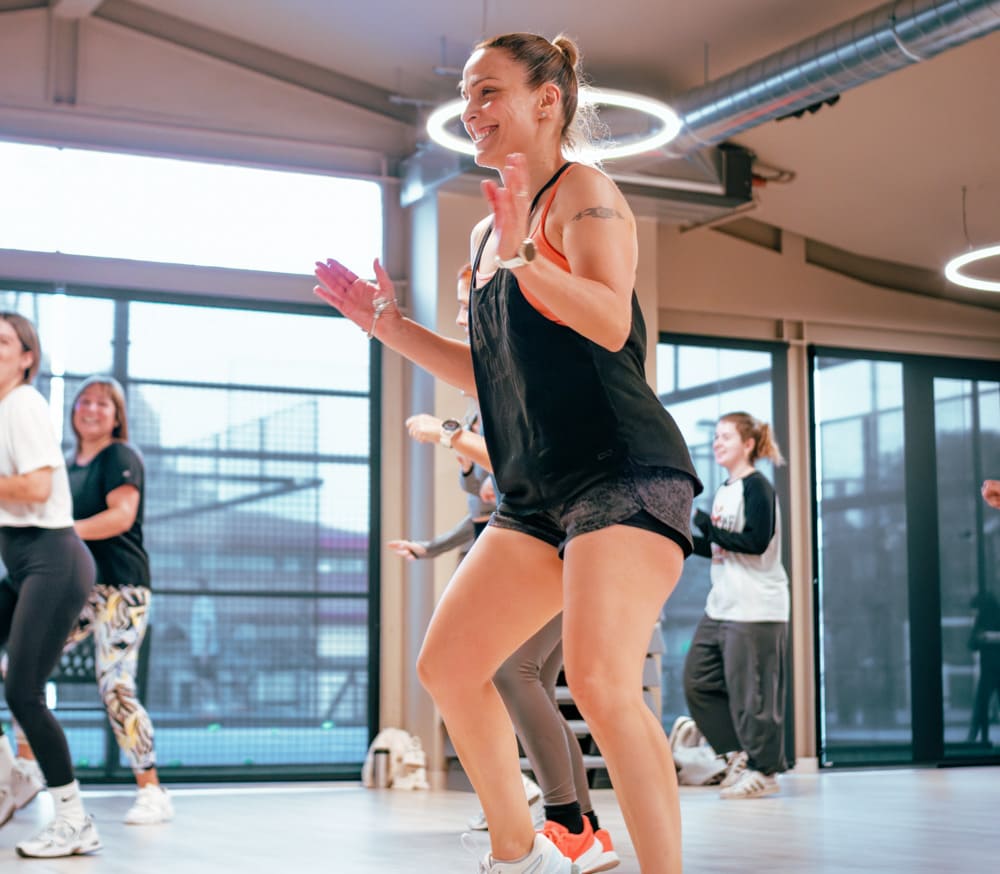 Entrenadora dando clases de zumba en Slam Sports Club
