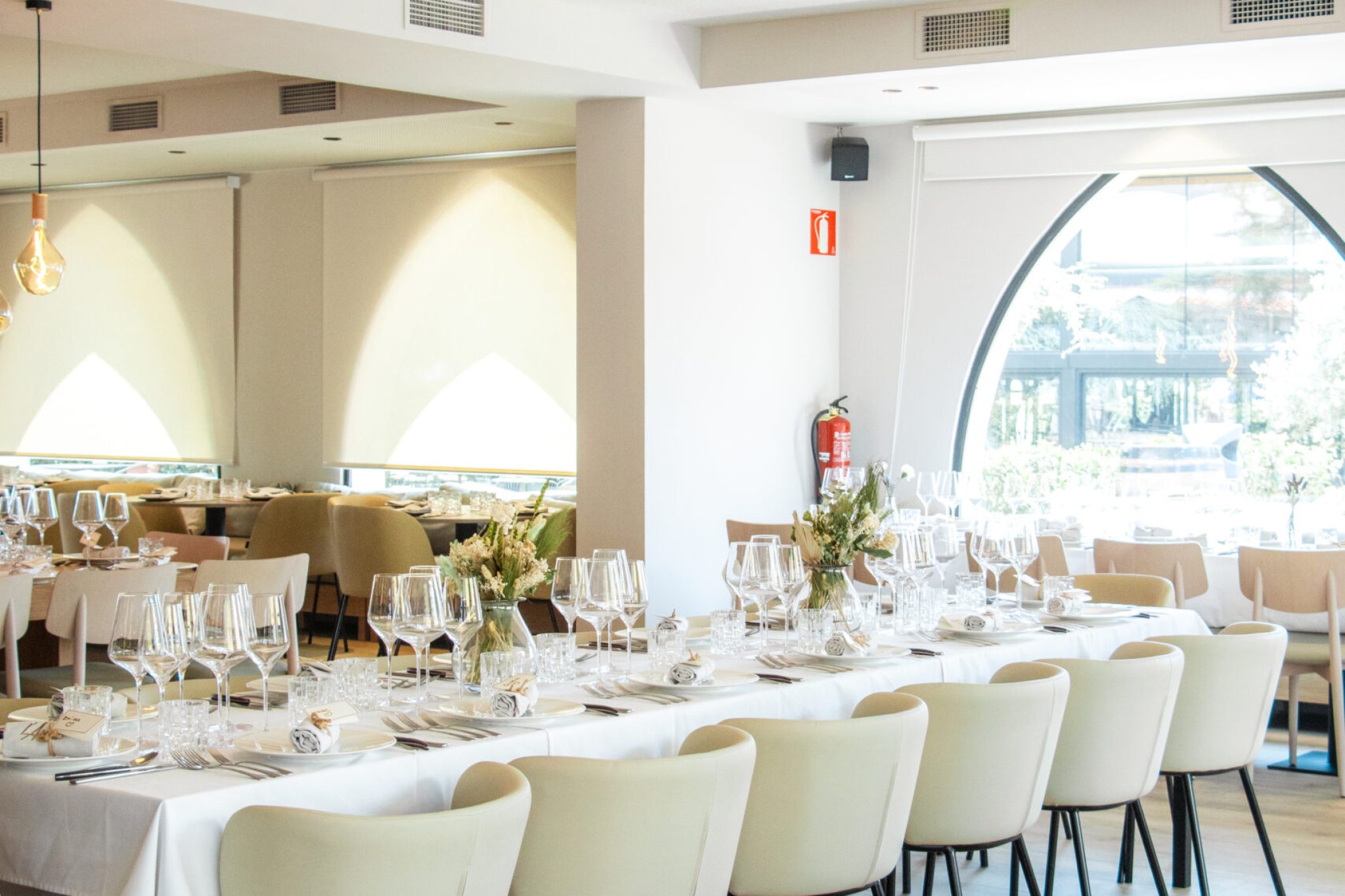 Sala preparada para celebraciones privadas y eventos sociales