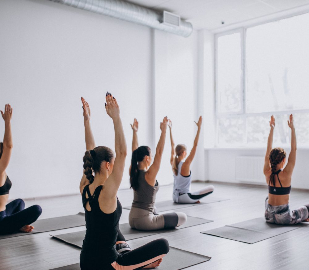 Gente haciendo yoga en una clase dirigida del Slam